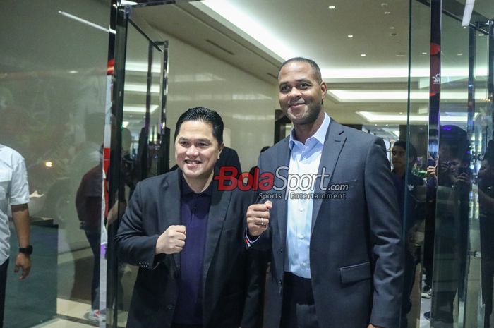 Ketua Umum PSSI, Erick Thohir (kiri) dan Pelatih Timnas Indonesia, Patrick Kluivert (kanan), sedang berfoto bersama di Hotel Fairmont, Senayan, Jakarta, Minggu (16/3/2025) malam.