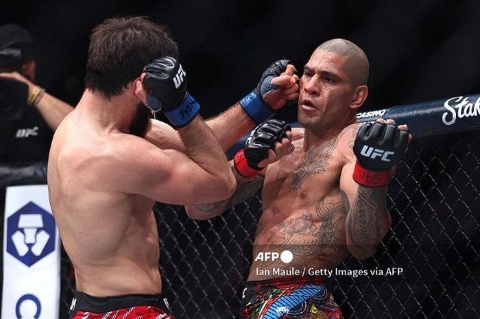 Pukulan telak Magomed Ankalaev terhadap Alex Pereira dalam pertarungan UFC 313 di T-Mobile Arena, Las Vegas, Amerika Serikat, Minggu (9/3/2025).