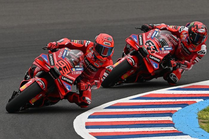 Francesco Bagnaia (belakang) dinilai tidak mampu mengimbangi Marc Marquez sekalipun menggunakan settingan motor yang sama dari tim Ducati Lenovo.