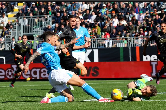 Trung vệ Indonesia tỏa sáng, ngăn Napoli lên đầu bảng trước ngày hội quân 2 Jay Idzes Kompak Jadi Benteng Kokoh dengan Eks Kiper Inter Milan, Romelu  Lukaku Dibuat Tak Berkutik - Bolasport.com