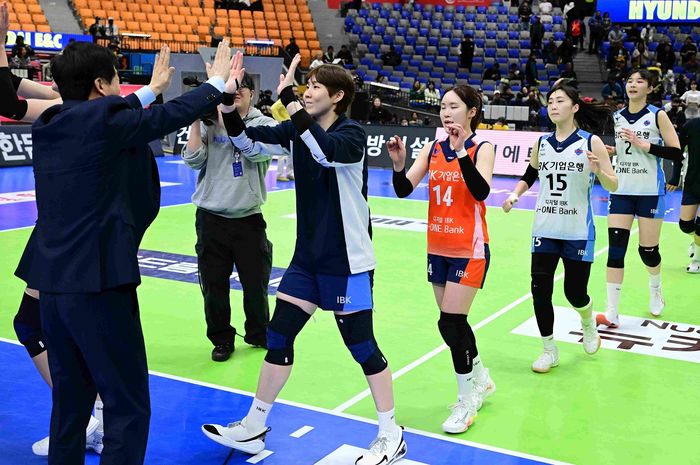 Pelatih Hwaseong IBK Altos, Kim Ho-chul tos dengan Lee So-young usai pertandingan Liga Voli Korea