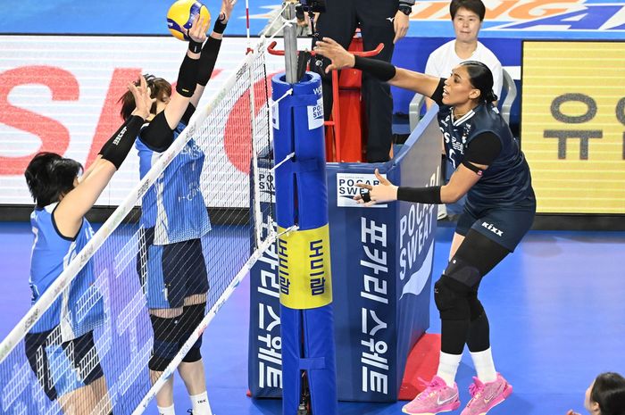 Spiker GS Caltex Seoul KIXX, Gyselle Silva (kanan), menyarangkan bola ke pertahanan Hwaseong IBK Altos dalam laga putaran keenam Liga Voli Korea 2024-2025 di Hwaseong, Korea Selatan, 16 Maret 2025.