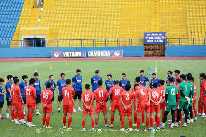Kim Sang-sik memimpin sesi latihan Timnas Vietnam sebelum menjalani dua pertandingan di bulan Maret 2025.