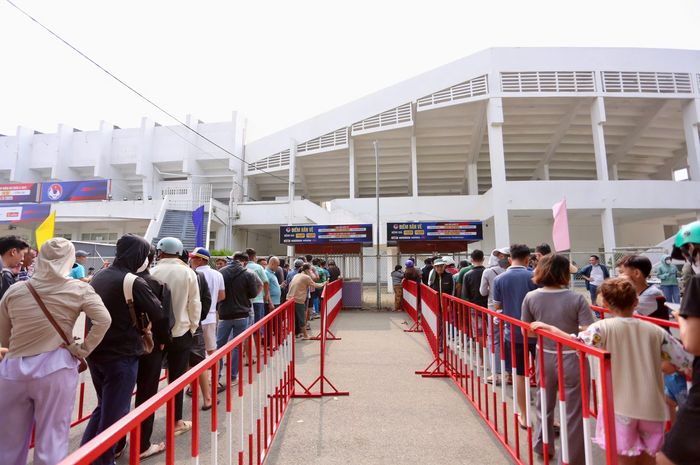 Ribuan penggemar antre membeli tiket untuk menyaksikan dua pertandingan Timnas Vietnam di bulan Maret 2025.