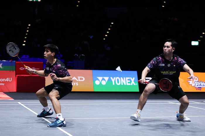 Aksi Sabar Karyaman Gutama/Moh Reza Pahlevi Isfahani pada semifinal All England Open 2025
