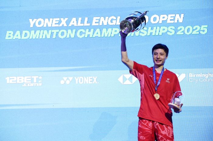 Pebulu tangkis tunggal putra China, Shi Yu Qi, di podium juara All England Open 2025 di Utilita Arena, Birmingham, Inggris, Minggu (16/3/2025).
