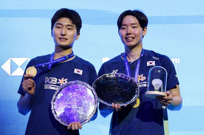 Atlet bulu tangkis asal Korea Selatan, Seo Seung-jae (kanan), membahas keberhasilannya menyabet gelar juara dengan dua rekan berbeda.