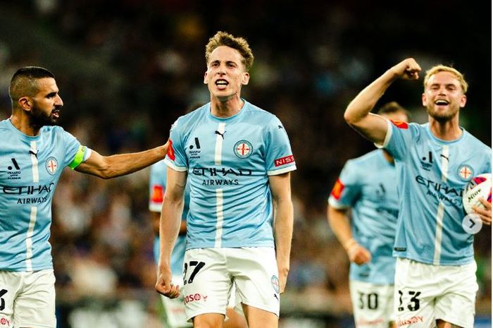 Pemain debutan Timnas Australia yang membela Melbourne City, Kai Trewin (tengah), siap tampil melawan Timnas Indonesia.