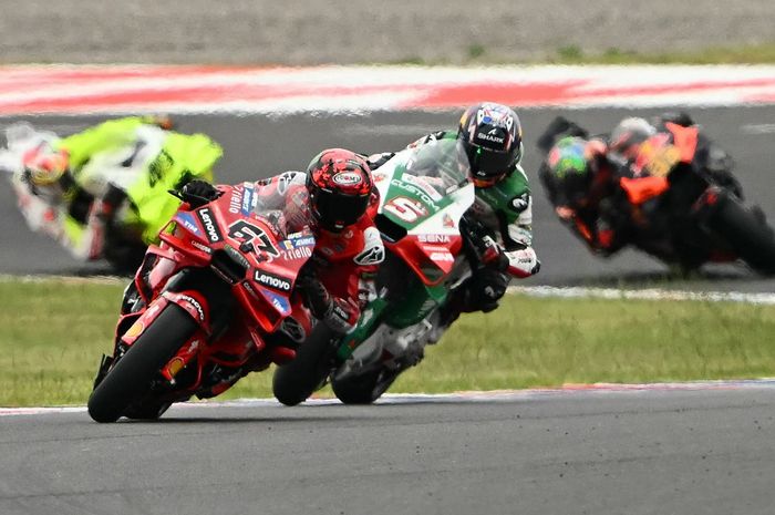 Pembalap Ducati Lenovo, Francesco Bagnaia (kiri) dan pembalap LCR Honda, Johann Zarco, bersaing saat balapan MotoGP Argentina di Sirkuit Termas de Rio Hondo, Santiago del Estero, Argentina, 16 Maret 2025. 