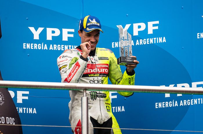 Pembalap Pertamina Enduro VR46, Franco Morbidelli, di podium ketiga MotoGP Argentina 2025 di Sirkuit Termas de Rio Hondo, Minggu (16/3/2025).