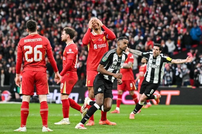 Alexander Isak merayakan golnya ke gawang Liverpool pada final PIala Liga Inggris 2024-2025.