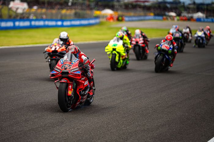 Pembalap Ducati Lenovo, Francesco Bagnaia saat start pada balapan MotoGP Argentina 2025