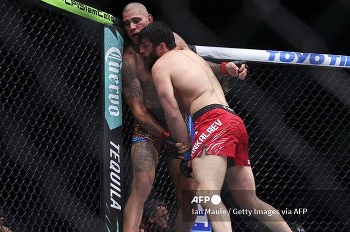 Alex Pereira dituding menggunakan cairan khusus saat lawan Magomed Ankalaev dalam pertarungan UFC 313 di T-Mobile Arena, Las Vegas, Minggu (9/3/2025).