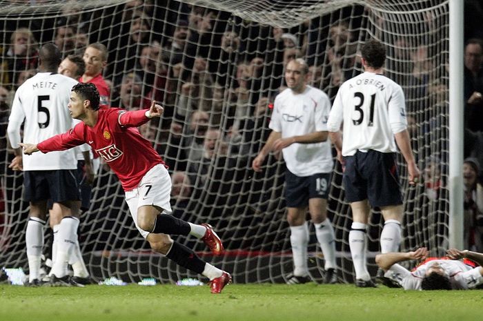 Cristiano Ronaldo merayakan golnya saat menjadi kapten Manchester United untuk pertama kalinya dalam laga Liga Inggris melawan Bolton Wanderers di Old Trafford pada 19 Maret 2008.
