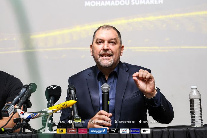 Pelatih Timnas Malaysia Peter Cklamovski saat mengumumkan daftar 27 pemain untuk ajang Kualifikasi Piala Asia 2027.