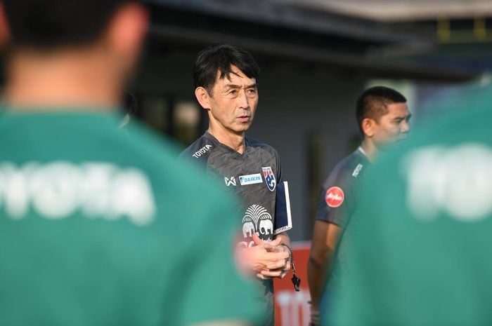 Pelatih Timnas Thailand Masatada Ishii saat memimpin sesi latihan timnya jelang dimulainya Kualifikasi Piala Asia 2027.
