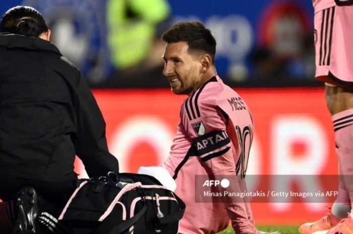 Lionel Messi saat ditangani tim medis akibat mengalami cedera saat membela Inter Miami. Messi terpaksa absen dari timnas Argentina untuk Kualifikasi Piala Dunia 2026 bulan ini.