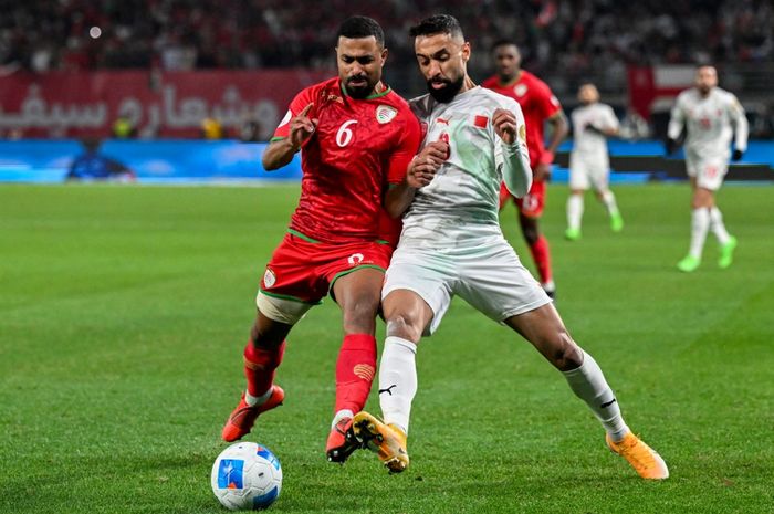 Pemain Bahrain, Mohamed Marhoon (kanan), dalam laga melawan Oman di final Piala Teluk 2024-2025, 4 Januari 2025 di Kuwait City.