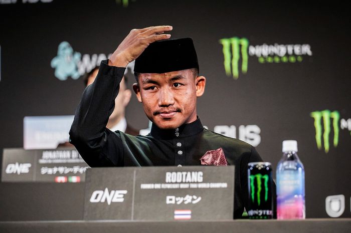 Jagoan ONE Championship, Rodtang Jitmuangnon, berbicara dalam sesi konferensi pers jelang ONE 172 di Jepang.