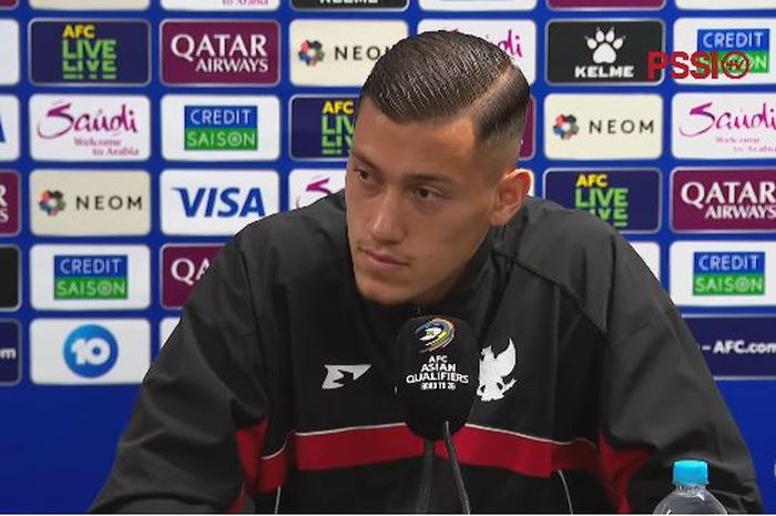 Jay Idzes saat konferensi pers jelang laga Australia Vs Timnas Indonesia di Sydney Football Stadium pada Rabu (19/3/2025).