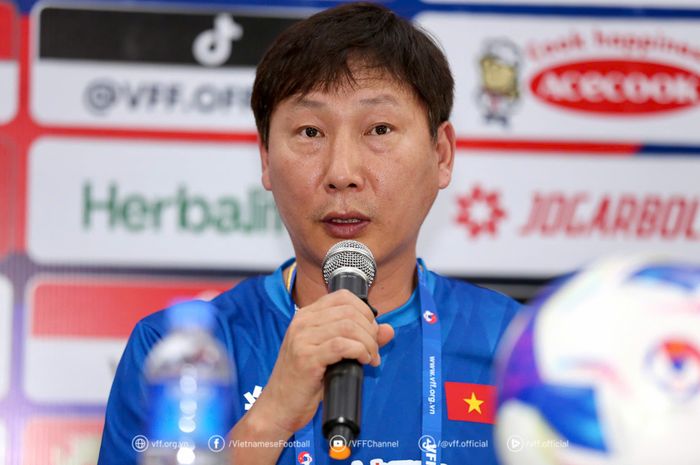 Pelatih Timnas Vietnam Kim Sang-sik saat konferensi pers menjelang pertandingan persahabatan kontra Kamboja di FIFA Matchday Maret 2025.