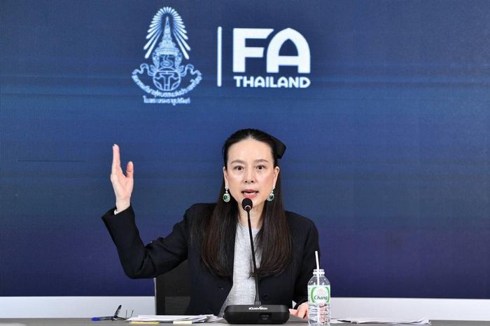 Ekspresi Presiden Federasi Sepak Bola Thailand (FAT) saat menggelar konferensi pers.