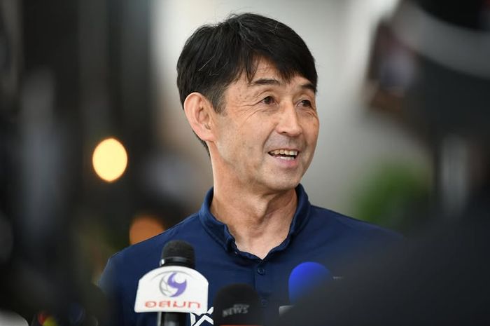 Pelatih Timnas Thailand Masatada Ishii saat menghadap awak media jelang melakoni ajang Kualifikasi Piala Asia 2027.
