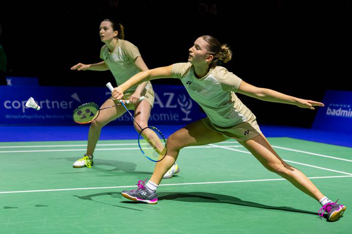 Pasangan ganda putri Swiss, Lucie Amiguet dan Caroline Racloz, saat tampil di babak 32 besar Swiss Open 2025.