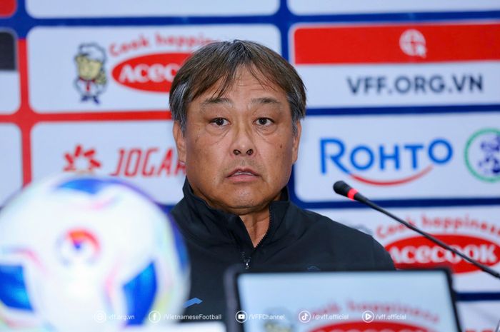 Pelatih Timnas Kamboja Koji Gyotoku saat konferensi pers menjelang pertandingan kontra Vietnam di FIFA Matchday Maret 2025.