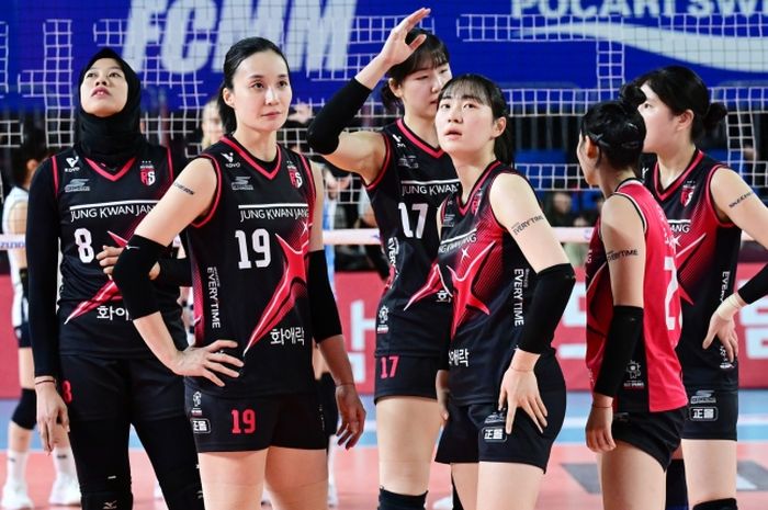 Para pemain Daejeon JungKwanJang Red Sparks pada laga terakhir fase reguler Lig Voli Korea di Chungmu Gymnasium, Rabu (19/3/2025).