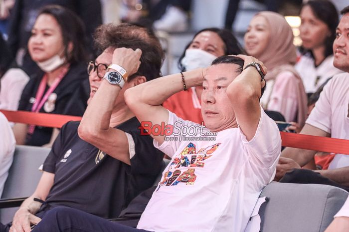 Mantan pelatih timnas Indonesia, Shin Tae-yong (kanan), saat menonton laga Skuad Garuda melawan timnas Australia di Coffee +62, Sudirman, Jakarta, Kamis (20/3/2025).