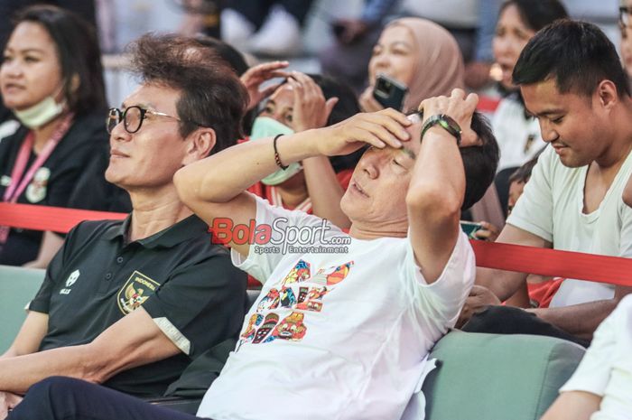 Mantan pelatih timnas Indonesia, Shin Tae-yong (kanan), saat menonton laga Skuad Garuda melawan timnas Australia di Coffee +62, Sudirman, Jakarta, Kamis (20/3/2025).