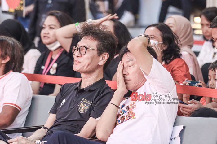 Mantan pelatih timnas Indonesia, Shin Tae-yong (kanan), saat menonton laga Skuad Garuda melawan timnas Australia di Coffee +62, Sudirman, Jakarta, Kamis (20/3/2025).