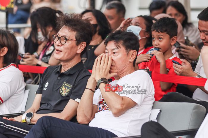 Mantan pelatih timnas Indonesia, Shin Tae-yong (kanan), saat menonton laga Skuad Garuda melawan timnas Australia di Coffee +62, Sudirman, Jakarta, Kamis (20/3/2025).