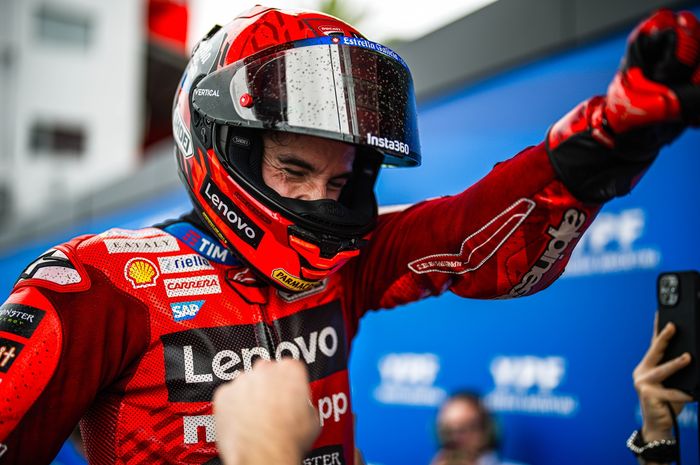 Pembalap Ducati Lenovo, Marc Marquez, merayakan kemenangan pada MotoGP Argentina 2025
