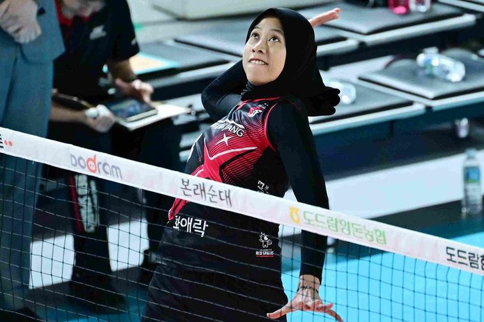 Opposite Daejeon JungKwanJang Red Sparks, Megawati Hangestri Pertiwi melepaskan spike pada pertandingan Liga Voli Korea