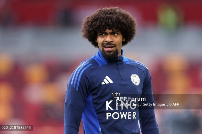 Hamza Choudhury dari Leicester City terlihat melakukan pemanasan sebelum pertandingan Liga Inggris melawan Brentford FC.