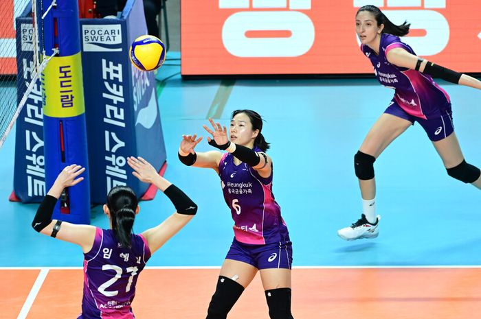 Tim Incheon Heungkuk Life Pink Spiders saat menghadapi GS Caltex Seoul KIXX pada laga terakhir babak reguler Liga Voli Korea musim 2024-2025, Kamis, 20 Maret 2025