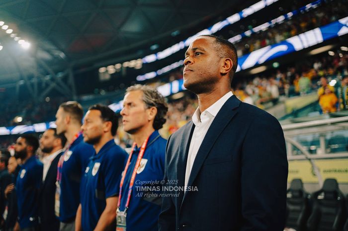 Pelatih Patrick Kluivert memimpin Timnas Indonesia melawan Australia.