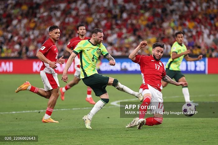 Duel pemain timnas Australia dan timnas Indonesia dalam lanjutan putaran ketiga Kualifikasi Piala Dunia 2026 di Stadion Allianz, Sydney, Kamis (20/3/2025).