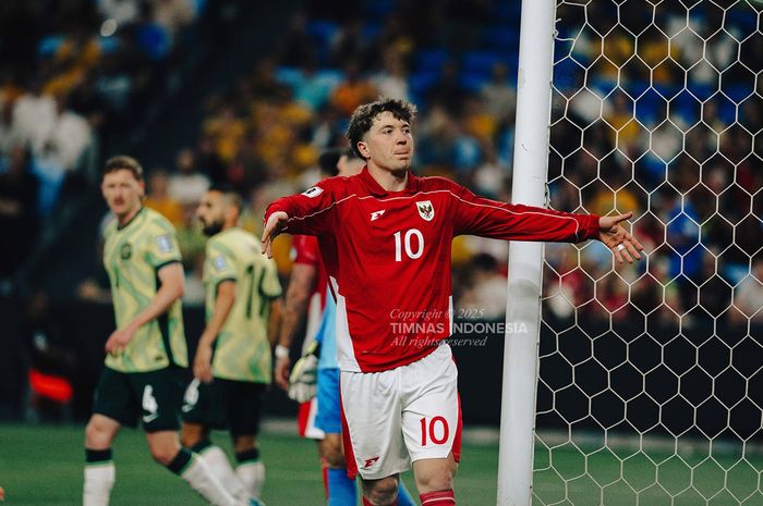 Pemain timnas Indonesia, Ole Romeny, melakukan selebrasi setelah mencetak gol ke gawang Australia, Kamis (20/3/2025).