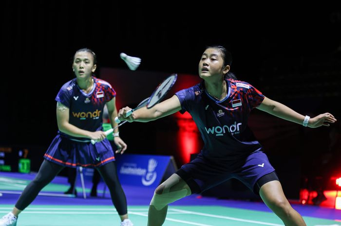 Aksi Febriana Dwipuji Kusuma/Amallia Cahaya Pratiwi pada babak 16 besar Swiss Open 2025 di st. Jakobshalle, Basel, Swiss, pada Kamis (20/3/2025).