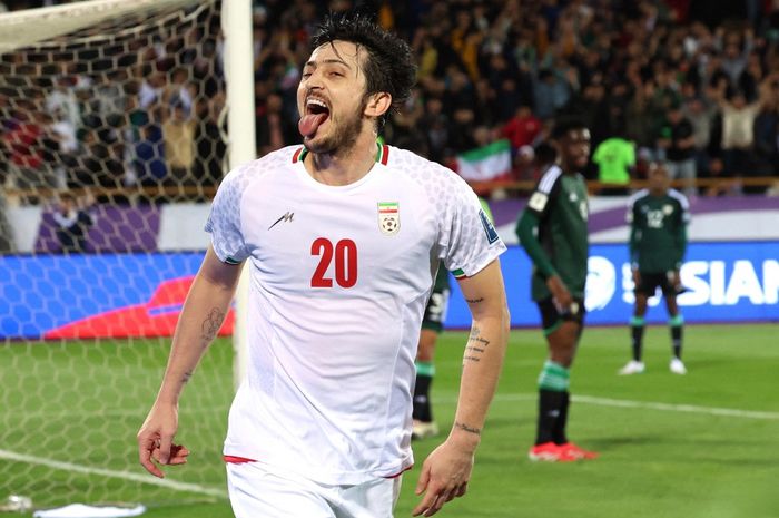Penyerang Iran, Sardar Azmoun, merayakan gol ke gawang Uni Emirat Arab dalam laga Kualifikasi Piala Dunia 2026 Zona Asia, Kamis (20/3/2025) di Teheran.