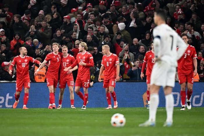 Ditonton Cristiano Ronaldo, pemain-pemain Denmark merayakan gol dalam laga leg pertama babak perempat final UEFA Nations League, Kamis (20/3/2025) di Kopenhagen.
