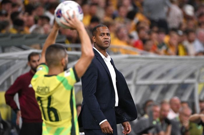 Pelatih kepala timnas Indonesia Patrick Kluivert bereaksi di pinggir lapangan selama pertandingan kualifikasi Piala Dunia 2026 zona Asia antara Australia Vs timnas Indonesia di Stadion Allianz, Sydney, pada 20 Maret 2025.