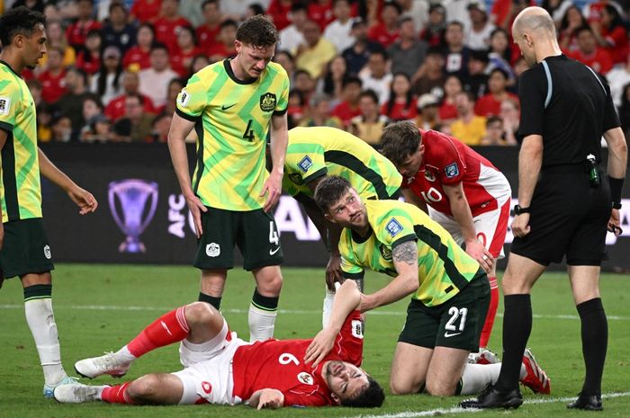 Pemain timnas Indonesia Sandy Walsh (tengah) bereaksi di lapangan setelah mengalami cedera dalam pertandingan kualifikasi Piala Dunia 2026 zona Asia antara Australia vs Timnas Indonesia di Stadion Allianz, Sydney, pada tanggal 20 Maret 2025