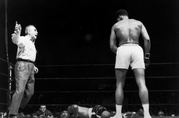 Muhammad Ali meng-KO Zora Folley dalam laga terakhirnya sebelum menjalani skorsing selama 3,5 tahun pada 22 Maret 1967 di New York.