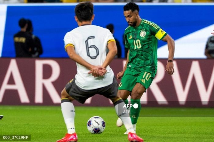 Aksi kapten Timnas Arab Saudi, Salem Al Dawsari (hijau), saat menghadapi Timnas China di Kualifikasi Piala Dunia 2026.