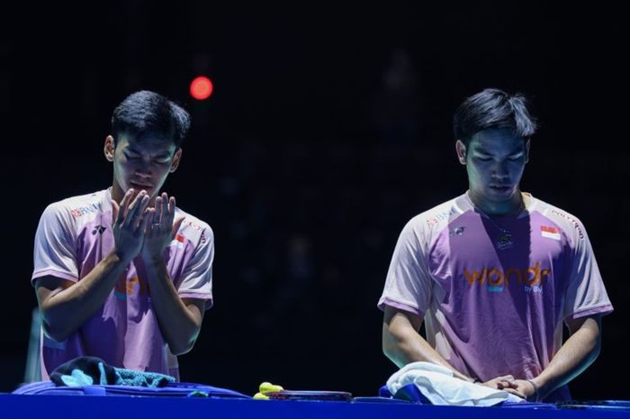 Muhammad Shohibul Fikri (kiri) dan Daniel Marthin berdoa setelah memenangi babak kedua Swiss Open 2025 di St. Jakobshalle  Basel, Swiss, Kamis (20/3/2025).