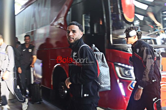 Pemain timnas Indonesia, Calvin Verdonk, saat tiba di Hotel Fairmont, Senayan, Jakarta, Jumat (21/3/2025).